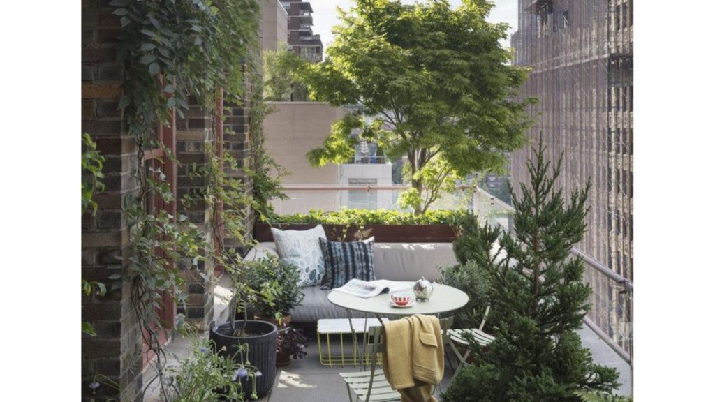 Aranżacja balkonu - duży balkon z roślinami