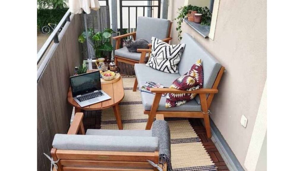 Aranżacja balkonu - wygodne, proste meble