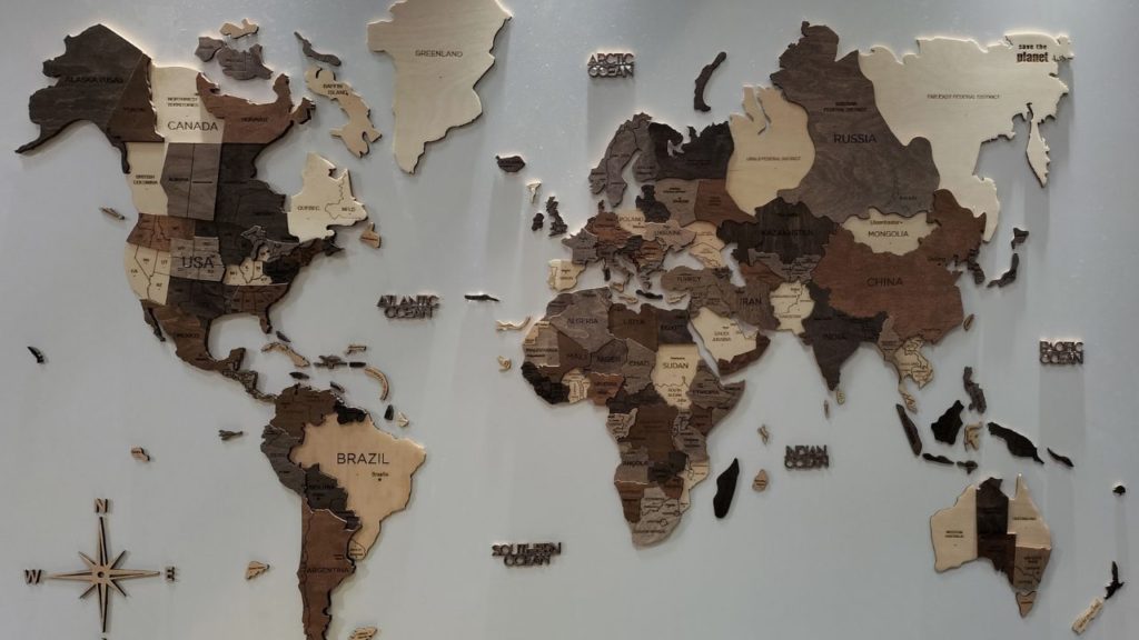 Inspiracje mieszkaniowe - pomysły na dekorację pustej ściany - mapa Dekoracje scienne wiszace