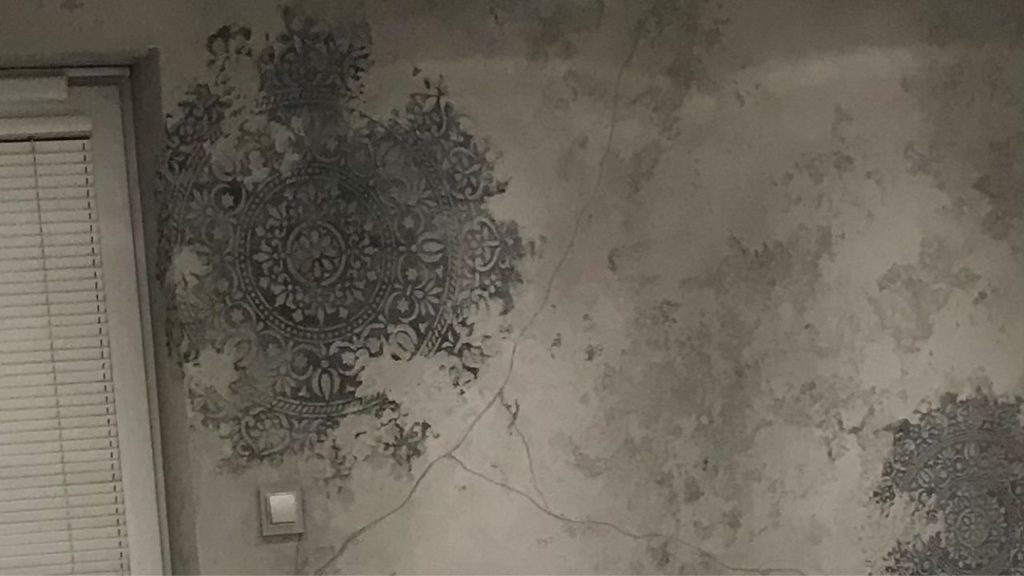 Inspiracje mieszkaniowe - pomysły na dekorację pustej ściany - tynk-dekoracyjny - postarzanie ścian