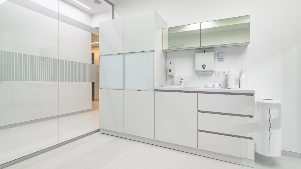 Meble w gabinecie powinny być odporne na mycie i dezynfekcję