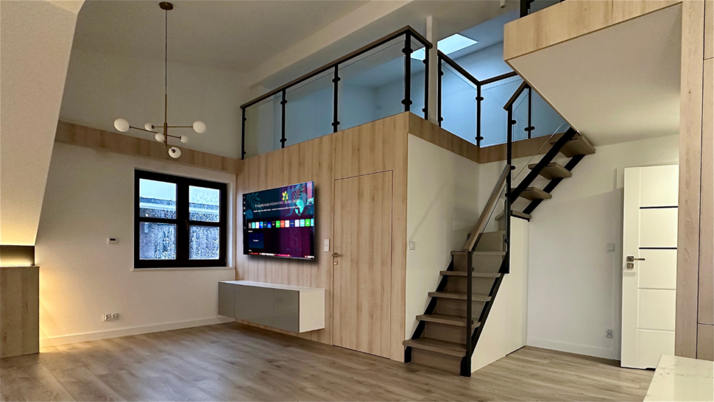 Antresola sprawdza się w różnorodnych wnętrzach, oferując dodatkową przestrzeń i funkcjonalność