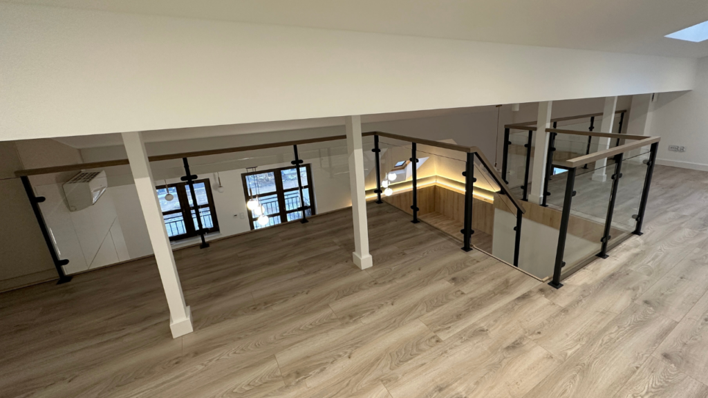 Balustrady ze szkła idealnie sprawdzą się w nowoczesnych wnętrzach