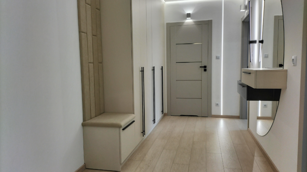 Minimalistyczny przedpokój w jasnych kolorach - elegancja i funkcjonalność w małym mieszkaniu