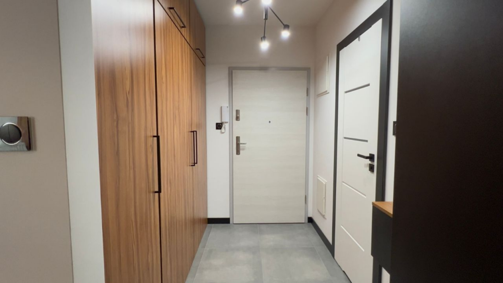 Wąski korytarz - pomysły na przechowywanie