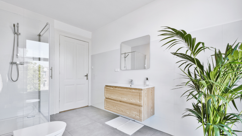 Roślinne akcenty dodają naturalności i świeżości w minimalistycznych toaletach