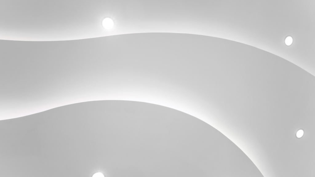 Elegancki sufit napinany wielopoziomowy z subtelnym oświetleniem LED