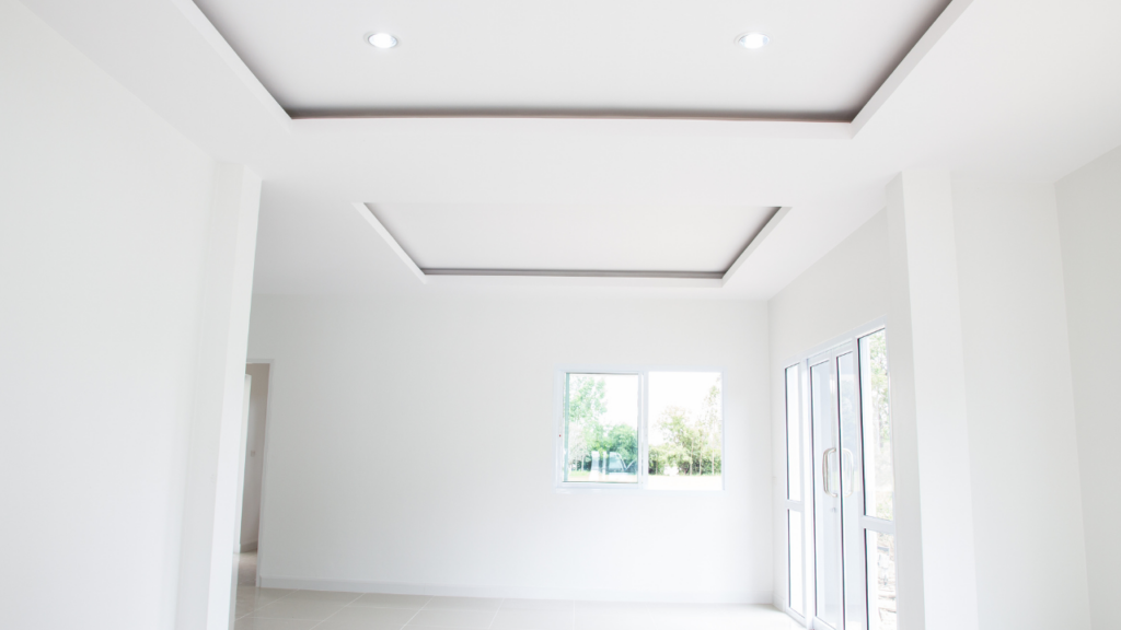 Nowoczesny sufit podwieszany w lokalu z prostym, geometrycznym układem