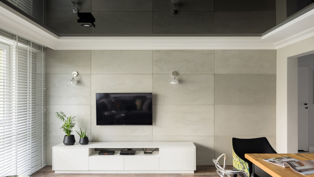 Nowoczesny sufit podwieszany z prostym, minimalistycznym wykończeniem