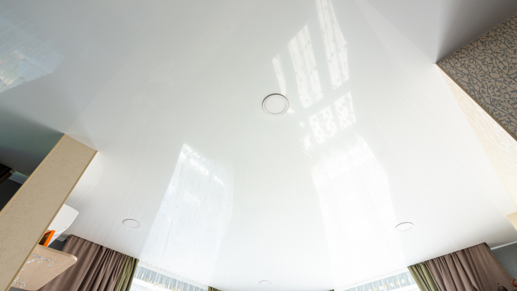 Połyskujący sufit napinany z odbijającą światło powierzchnią