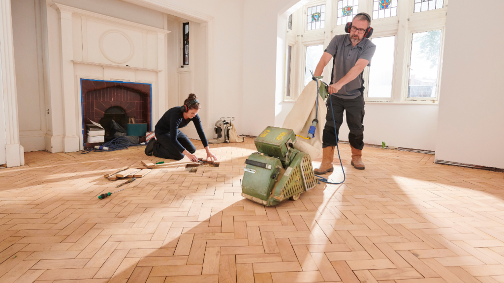 Cyklinowanie parkietu w jodełkę - niezbędny etap renowacji podłogi, który przywraca jej pierwotny blask