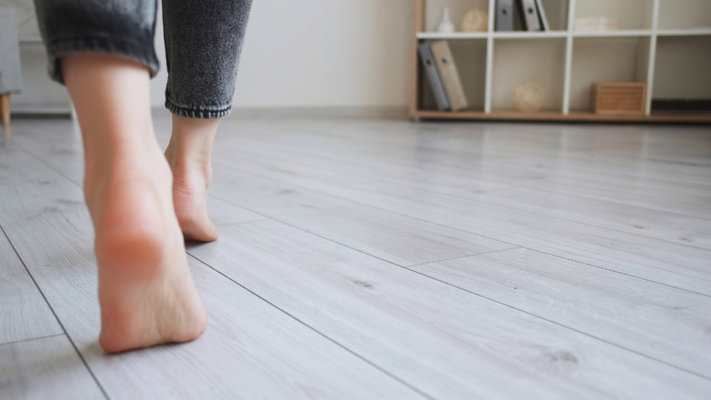 Ogrzewanie podłogowe emituje ciepło od spodu i rozprowadza je równomiernie