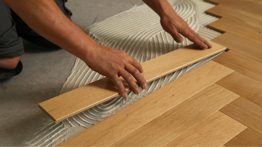 Profesjonalny montaż parkietu w jodełkę – inwestycja w trwałość i precyzję wykonania