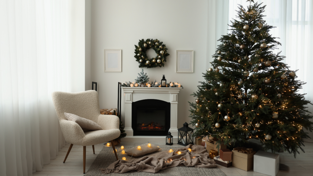 Stawiając choinkę przy kominku, warto zachować odpowiednią odległość