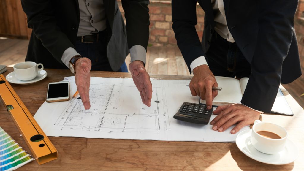 Dokładne określenie kosztów stanowi istotny aspekt planowania przebudowy mieszkania