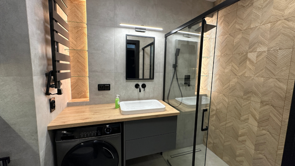 Nowoczesna łazienka z prysznicem walk-in, zabudową meblową i oświetleniem LED – Alfa Styl Lublin