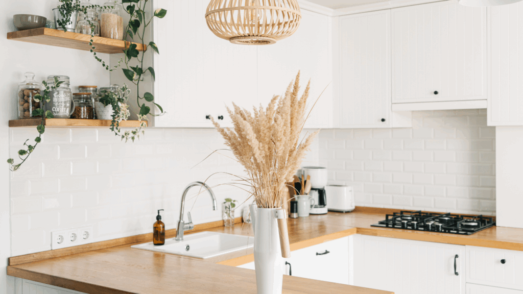 Unikaj zbyt wielu wzorów i kolorów – stonowana baza z naturalnymi akcentami zawsze się obroni