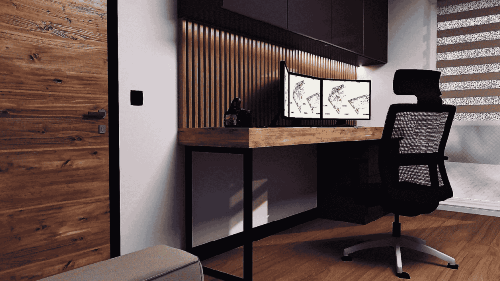 Home office z trzema monitorami i oświetleniem LED – profesjonalne stanowisko pracy