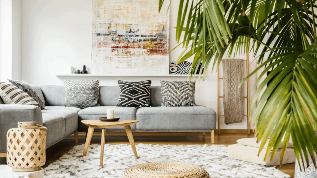 Styl wnętrz – salon boho z naturalnymi dodatkami i roślinami