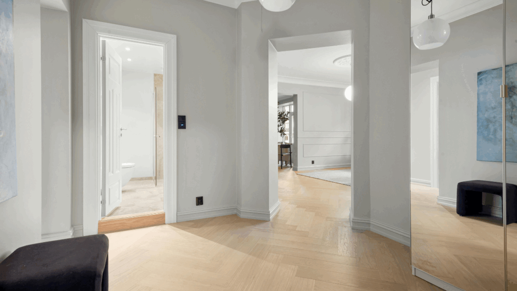 Płytki ceramiczne drewnopodobne ułożone w klasyczną jodełkę – elegancka alternatywa dla parkietu w stylowych wnętrzach