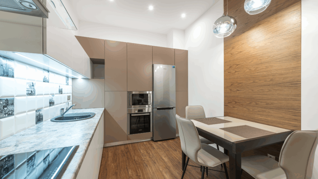 Płytki ceramiczne imitujące drewno to ekologiczna i trwała alternatywa dla paneli w kuchni