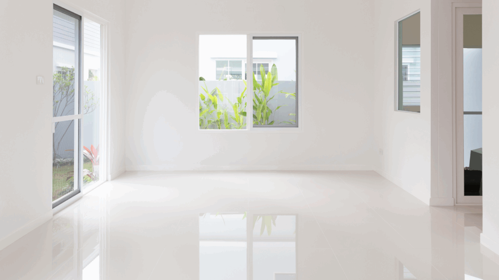 Płytki ceramiczne na podłodze w salonie – eleganckie i odporne rozwiązanie do wnętrz z dużym dostępem światła naturalnego