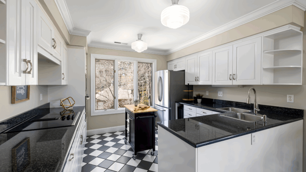 Płytki ceramiczne w kuchni – klasyczna podłoga w stylu retro z motywem szachownicy