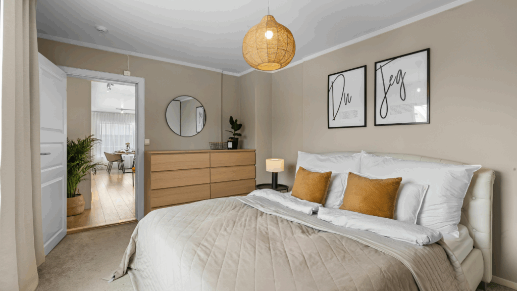 Styl skandynawski w sypialni – lekka, jasna aranżacja z akcentem naturalnego drewna i subtelnym oświetleniem