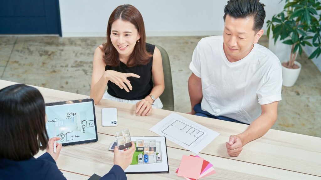 Projektant wnętrz omawiający kosztorys z klientem