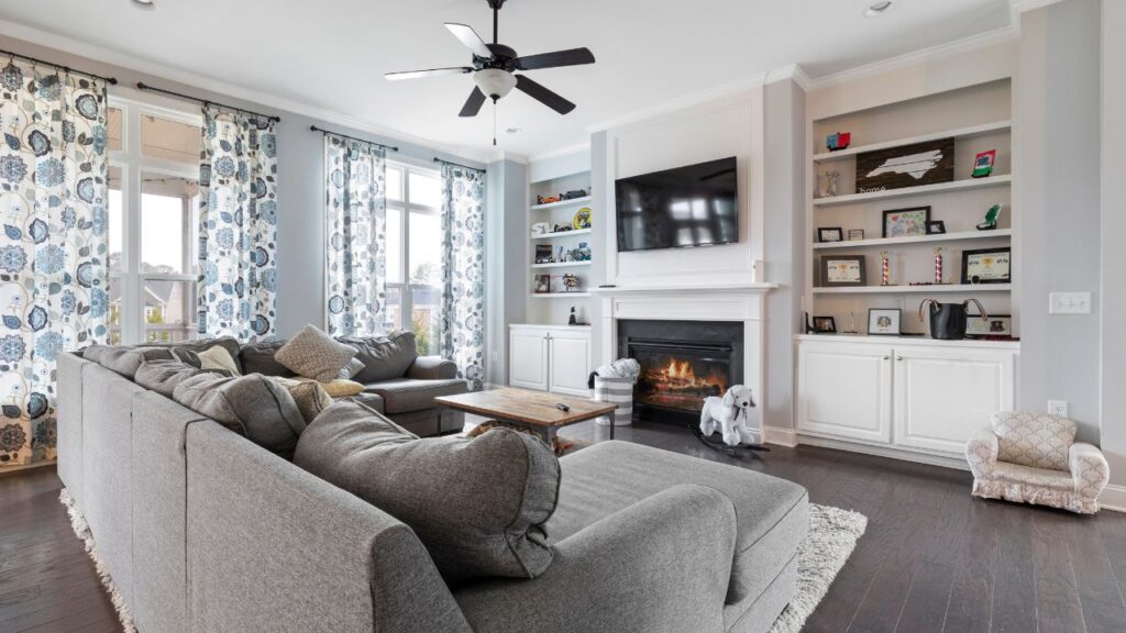 Przykładowa aranżacja wnętrza salonu w apartamentowcu