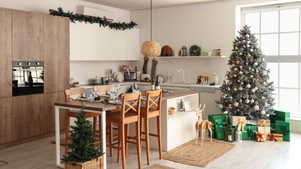 choinka na pniu z prezentami świątecznymi pod spodem